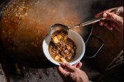 Una noche de sabores patrios frente a Plaza Italia