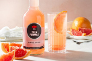 Tres Plumas impulsa el verano con nuevos sabores: Pomelo Rosado y Coco en un mercado alcohólico que no deja de crecer