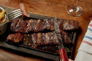 Cena para dos con carne, vino y postre por $65.000: la propuesta de una parrilla porteña