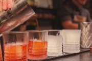 Dónde toman los bartenders de Mendoza cuando termina su jornada: la historia del Club del Negroni