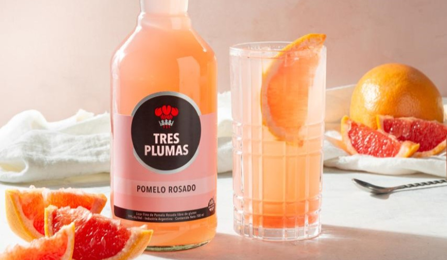 Tres Plumas impulsa el verano con nuevos sabores: Pomelo Rosado y Coco en un mercado alcohólico que no deja de crecer