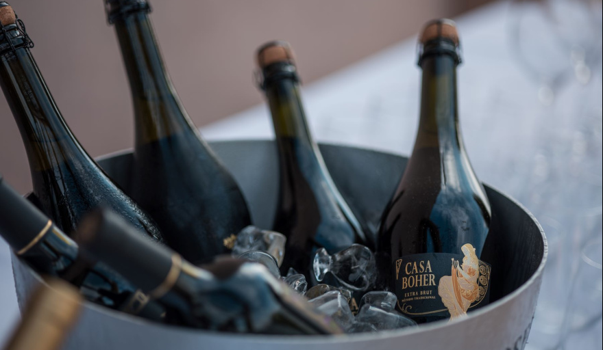 Rosell Boher Lodge celebra San Valentín con vinos, cocina de autor y un sunset entre viñedos