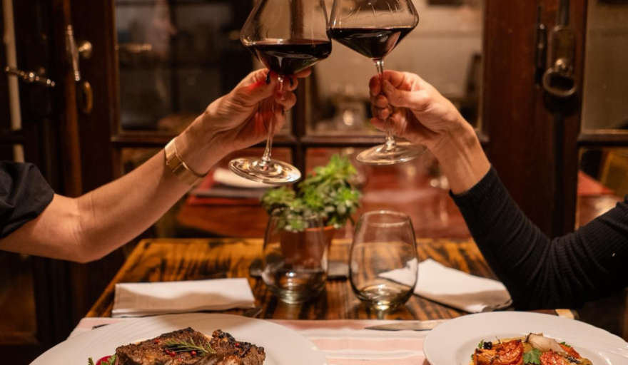 Ceibo Restaurante celebra la Patria con un menú criollo, vinos mendocinos y música cuyana